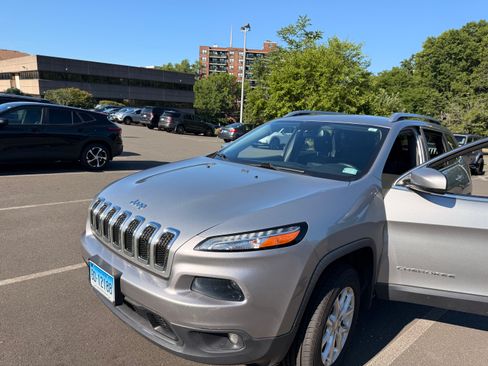 Used 2017 Jeep Cherokee Latitude w/ Safety/Convenience Group AWD/4WD image 9
