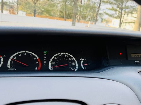 Used 2002 Toyota Avalon XLS image 2