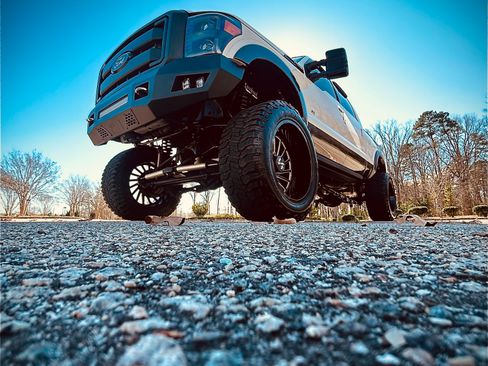 Used 2015 Ford F250 Lariat w/ Lariat Chrome Package image 5