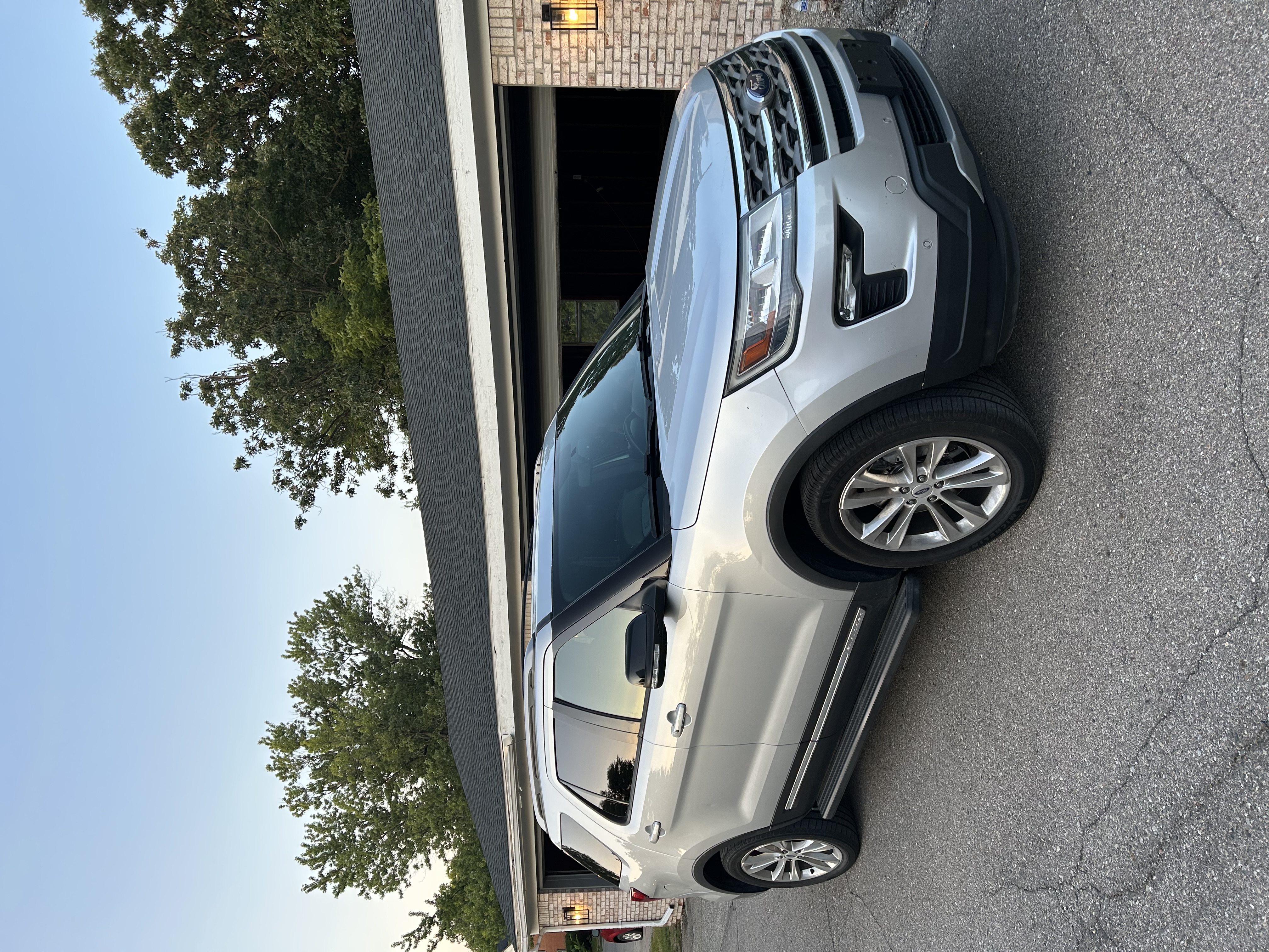 Used 2018 Ford Explorer XLT w/ Equipment Group 202A AWD/4WD image 4