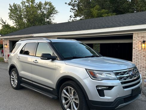 Used 2018 Ford Explorer XLT w/ Equipment Group 202A AWD/4WD image 4