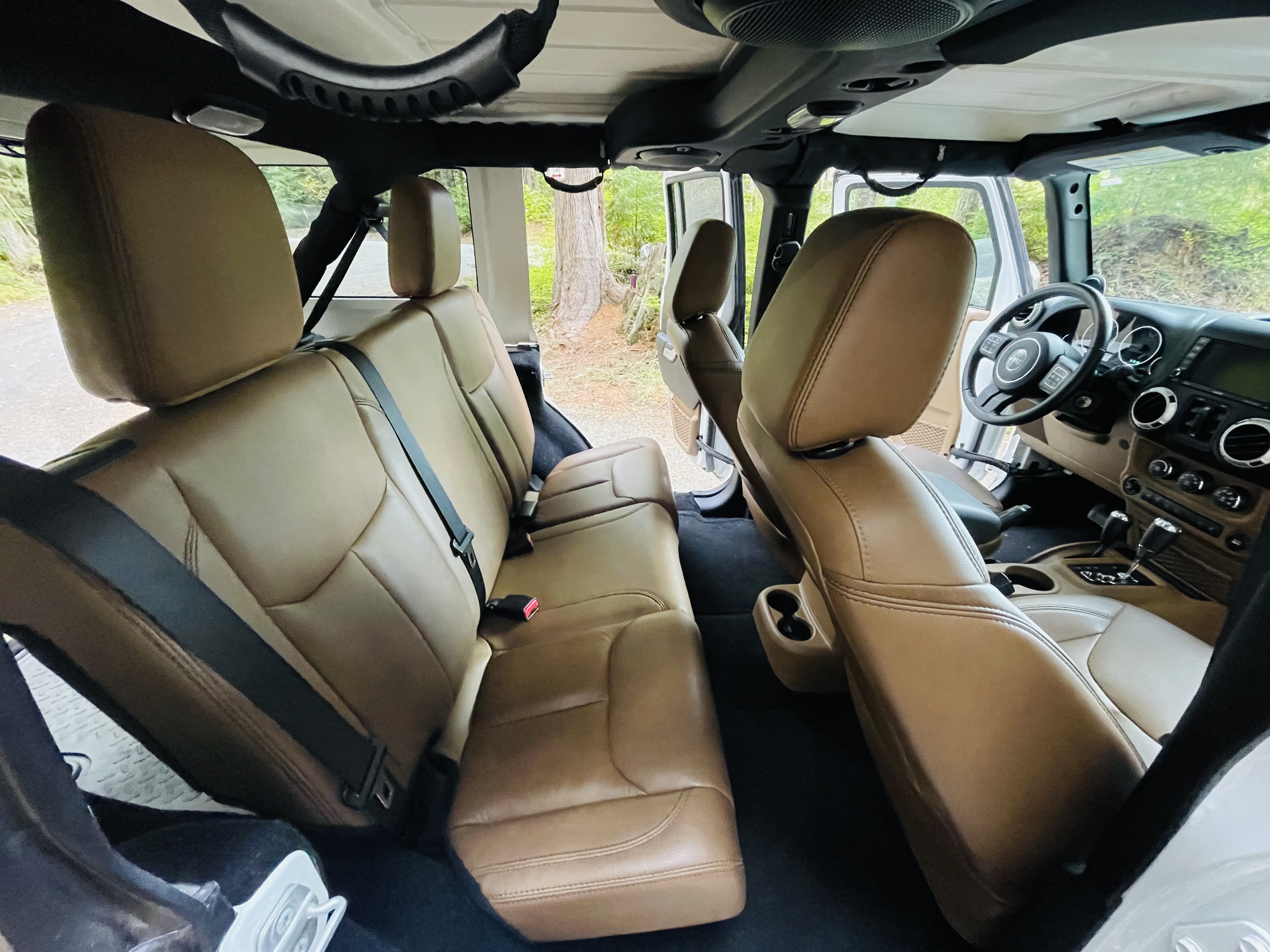Used 2014 Jeep Wrangler Unlimited Rubicon w/ Connectivity Group AWD/4WD image 11