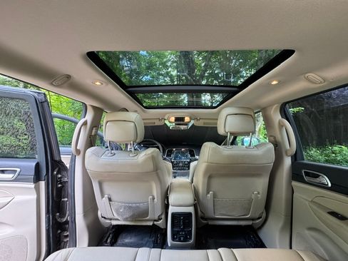 Used 2019 Jeep Grand Cherokee Limited w/ Luxury Group II AWD/4WD image 19