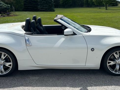Used 2010 Nissan 370Z Touring w/ Sport Pkg RWD image 5