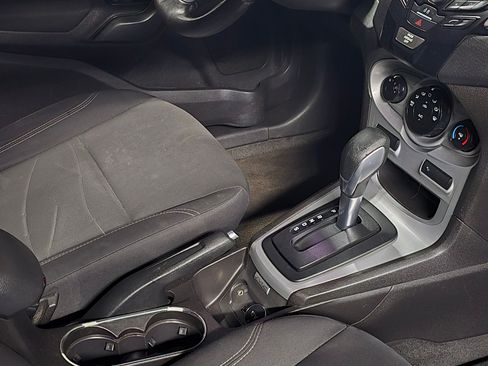 Used 2015 Ford Fiesta SE image 9