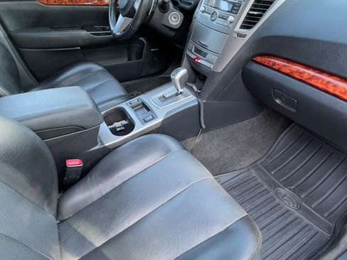 Used 2011 Subaru Outback 2.5i Limited AWD/4WD image 8