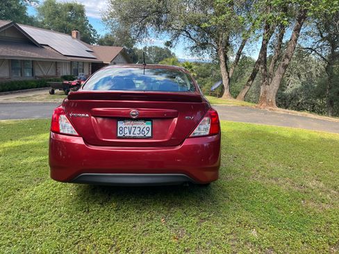 Used 2018 Nissan Versa SV FWD image 8