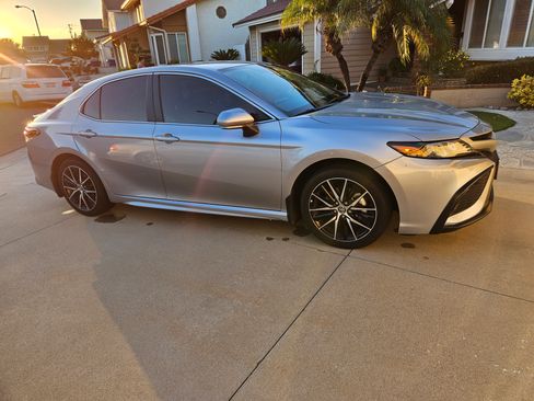 Used 2023 Toyota Camry SE image 1