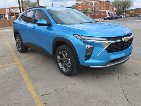 Used 2025 Chevrolet Trax LT w/ Driver Confidence Package image 4