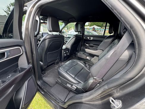 Used 2020 Ford Explorer XLT w/ Equipment Group 202A RWD image 9
