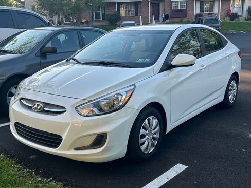Used 2017 Hyundai Accent SE FWD image 2