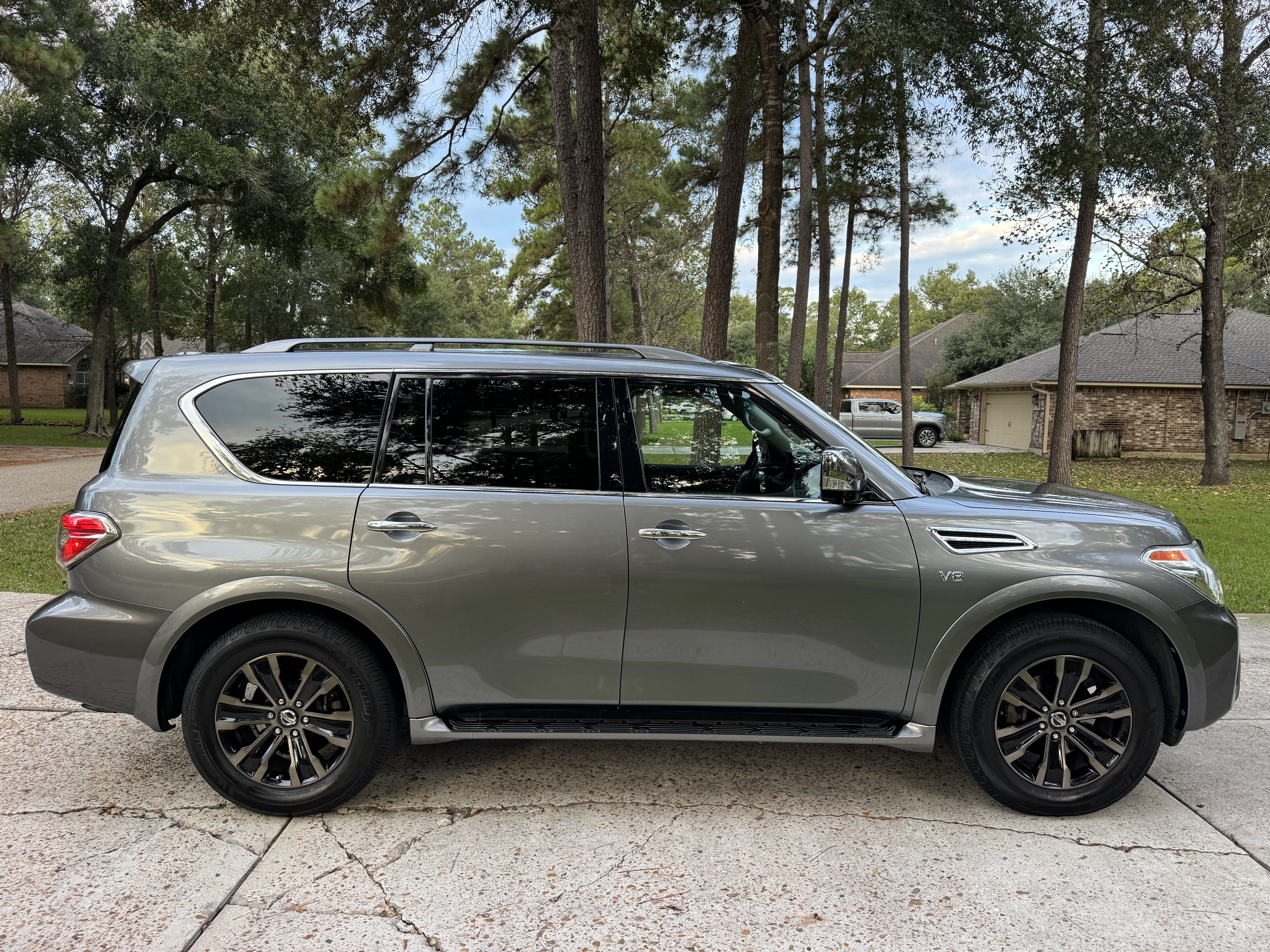 Used 2017 Nissan Armada Platinum w/ Interior Lighting Package RWD image 4