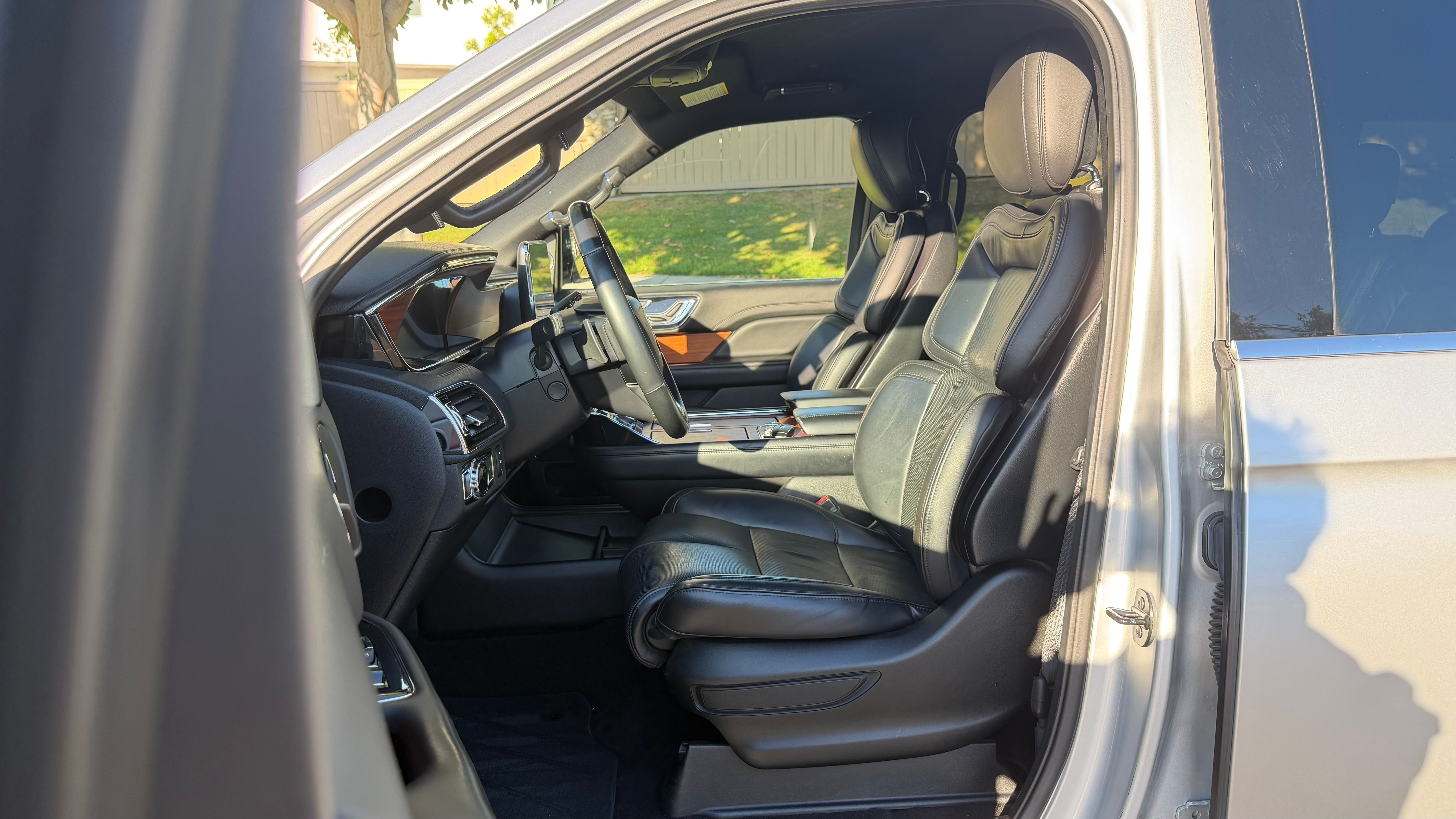Used 2018 Lincoln Navigator Select w/ Technology Package AWD/4WD image 12