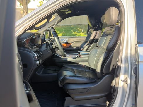 Used 2018 Lincoln Navigator Select w/ Technology Package AWD/4WD image 11