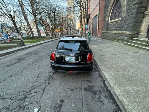 Used 2020 MINI Cooper 4-Door Hardtop w/ Storage Package image 6