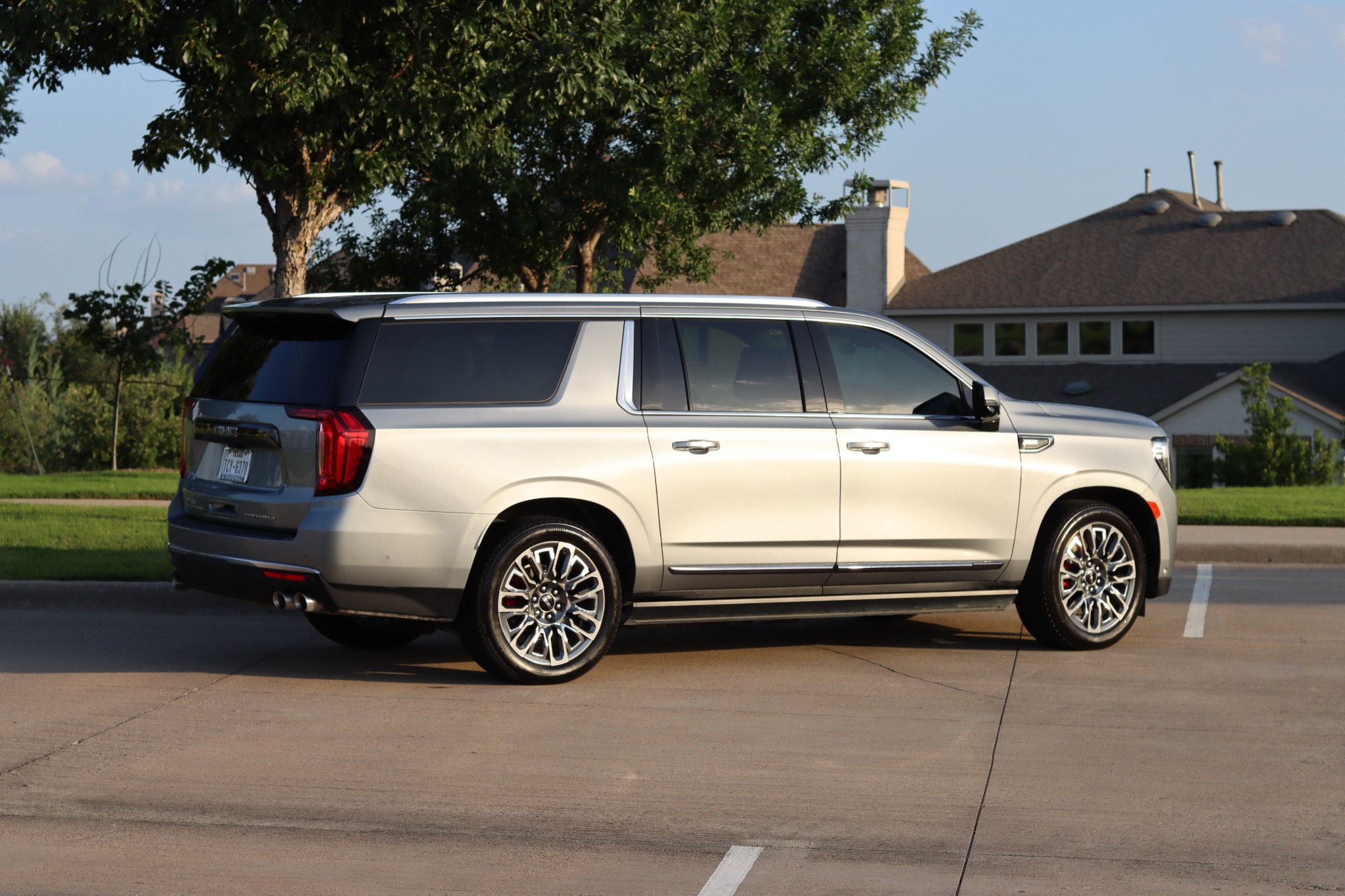 Used 2023 GMC Yukon XL Denali Ultimate w/ LPO, Floor Liner Package AWD/4WD image 21