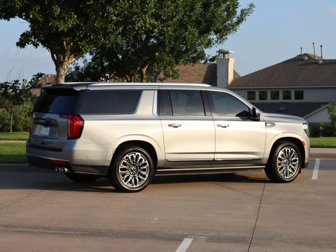 Used 2023 GMC Yukon XL Denali Ultimate w/ LPO, Floor Liner Package AWD/4WD image 21