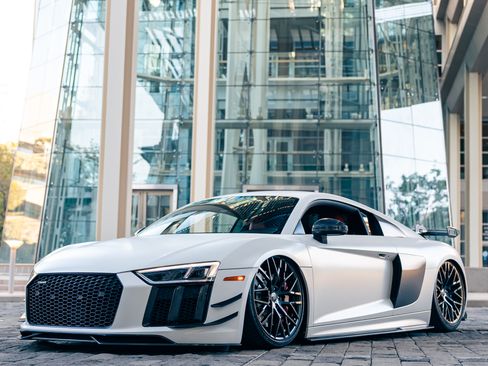 Used 2018 Audi R8 V10 w/ Premium Package RWD image 28