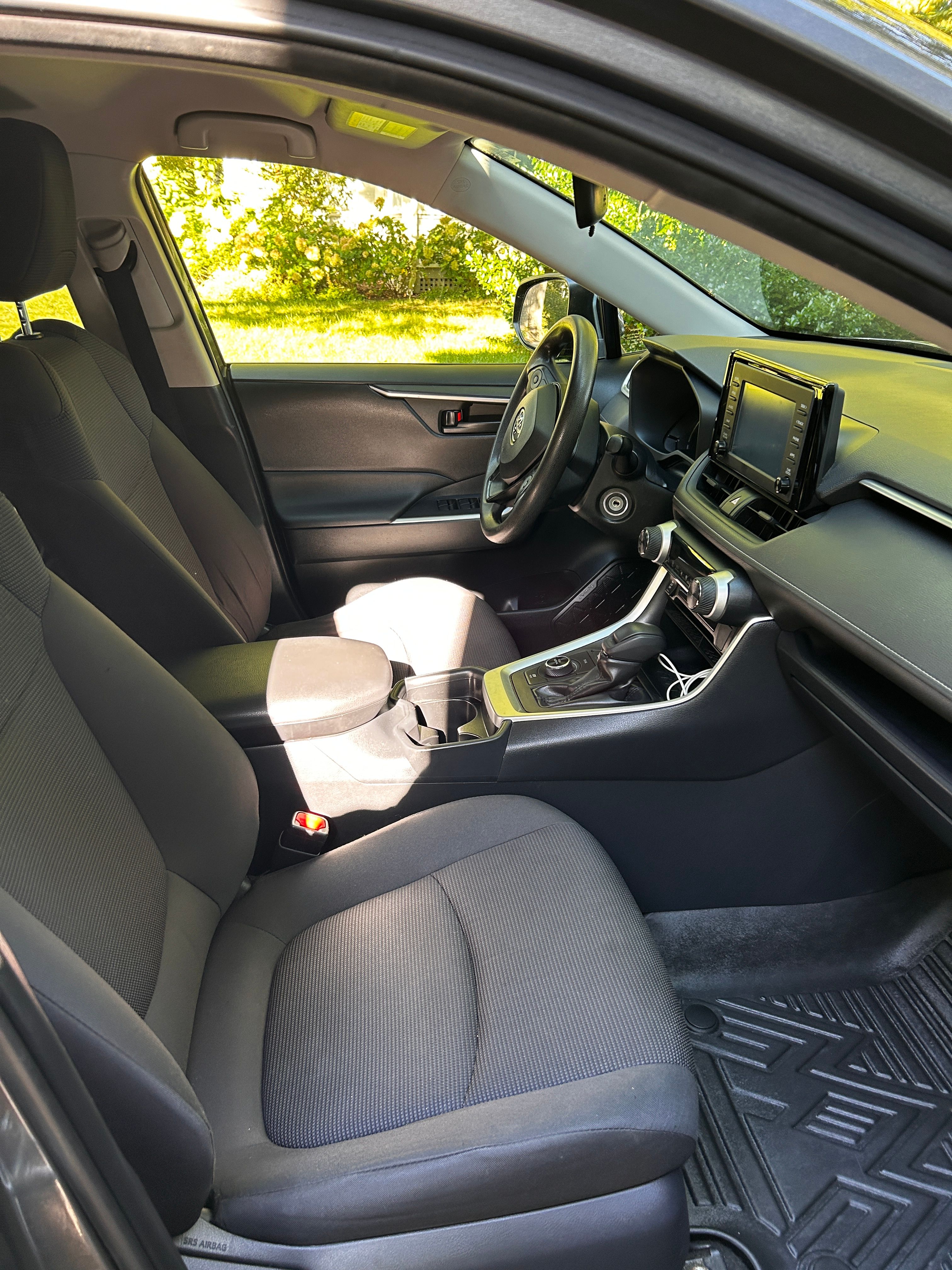 Used 2019 Toyota RAV4 LE w/ Carpet Mat Package AWD/4WD image 10