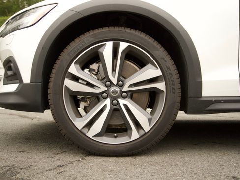 Used 2025 Volvo V60 B5 Cross Country Plus image 9