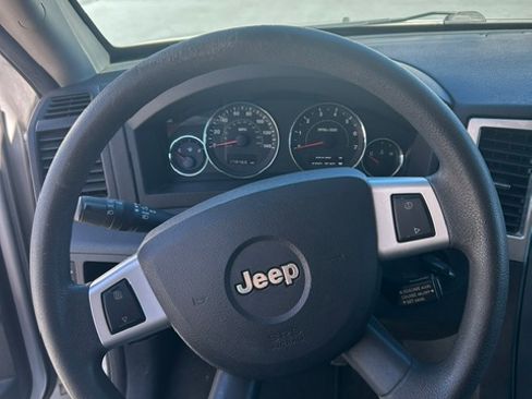 Used 2009 Jeep Grand Cherokee Laredo AWD/4WD image 16