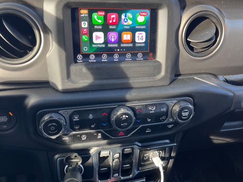 Used 2021 Jeep Gladiator Sport image 12