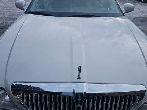 Used 2006 Lincoln Town Car Signature Limited image 5