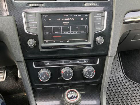 Used 2017 Volkswagen GTI SE image 18