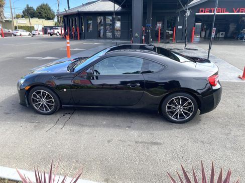 Used 2017 Toyota 86 image 1
