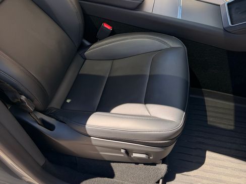 Used 2026 Tesla Model Y Long Range image 5