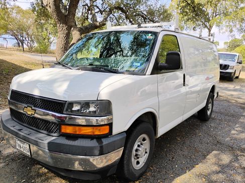 Used 2019 Chevrolet Express 3500 w/ Driver Convenience Package image 4