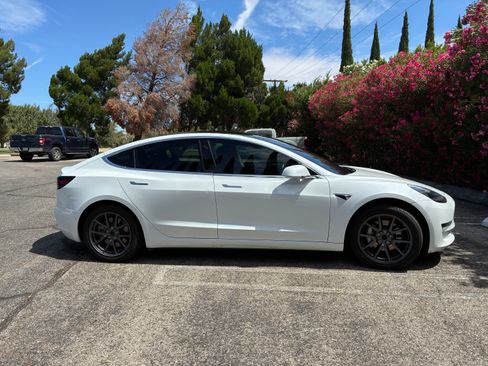 Used 2018 Tesla Model 3 Long Range RWD image 1