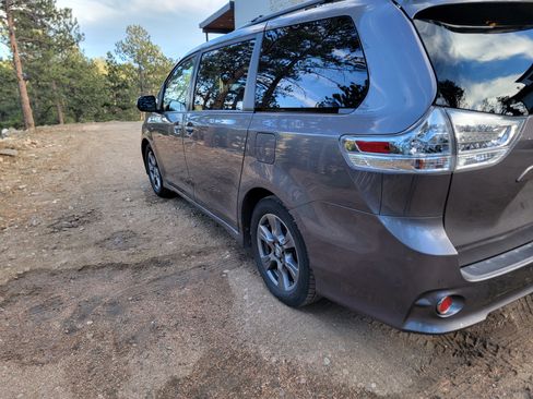 Used 2019 Toyota Sienna SE Premium image 12