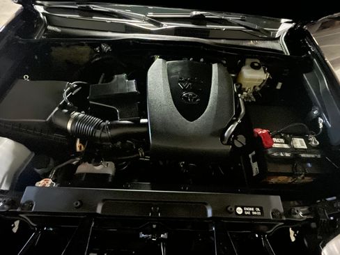 Used 2019 Toyota Tacoma TRD Off-Road w/ Technology Package AWD/4WD image 19