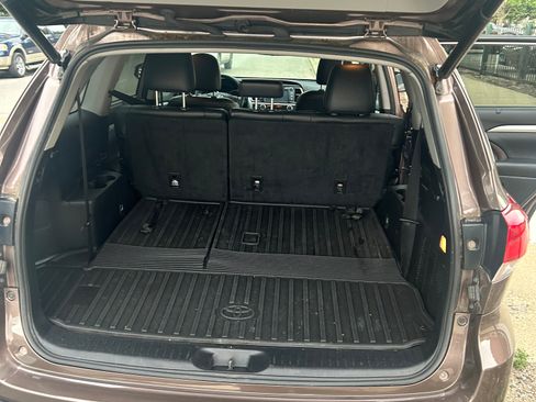 Used 2018 Toyota Highlander XLE AWD/4WD image 11