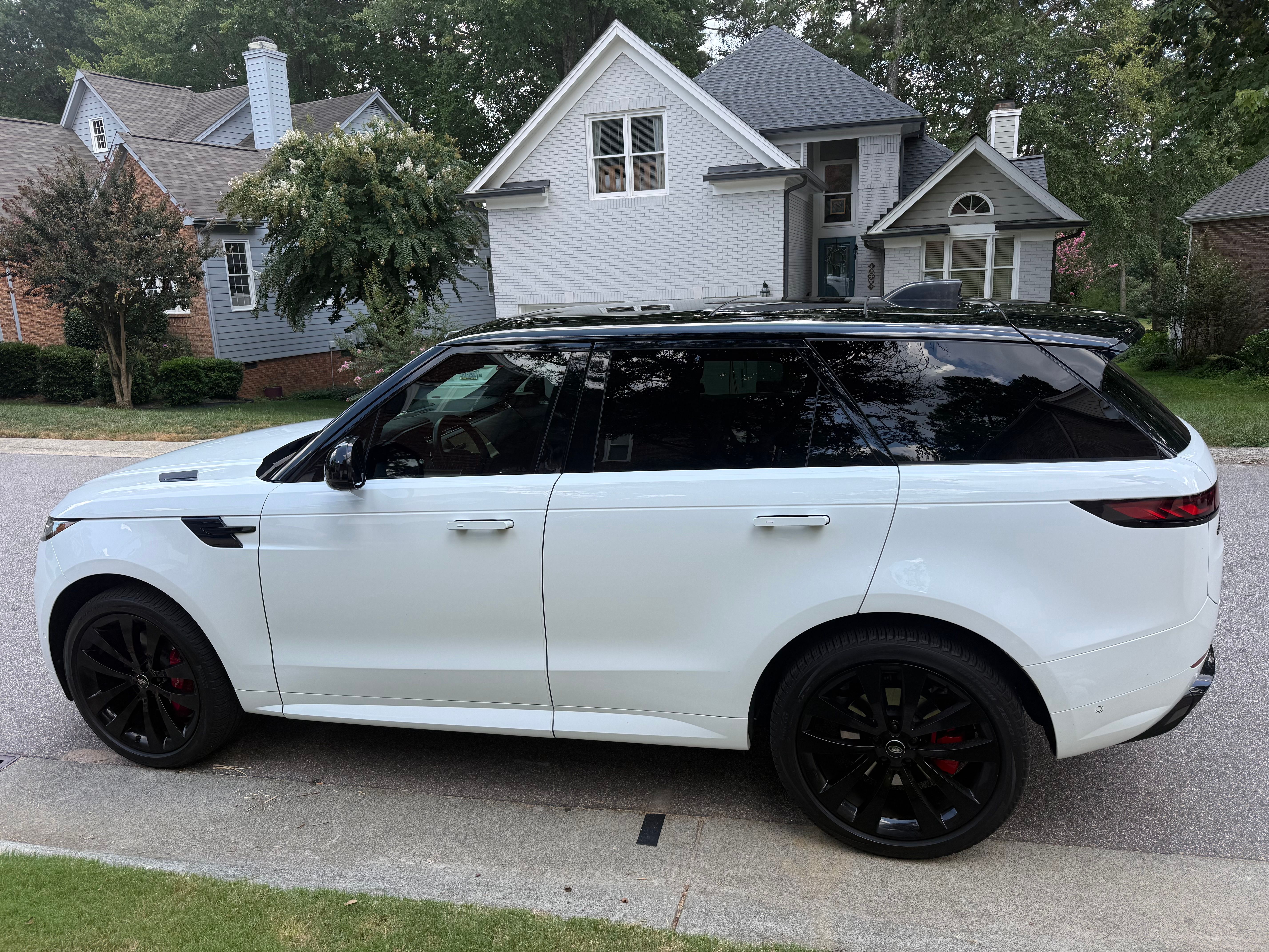 Used 2024 Land Rover Range Rover Sport Dynamic SE AWD/4WD image 2