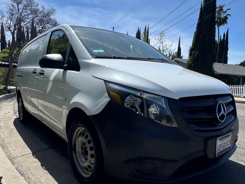 Used 2017 Mercedes-Benz Metris Van 2D image 2
