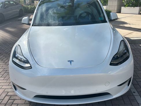 Used 2022 Tesla Model Y Long Range image 5