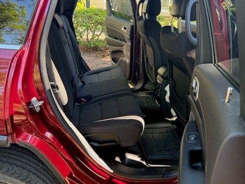 Used 2018 Jeep Grand Cherokee Laredo image 9