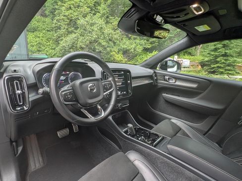 Used 2022 Volvo XC40 T5 R-Design image 6