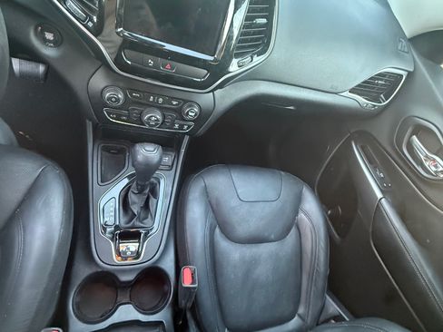 Used 2019 Jeep Cherokee Limited image 17