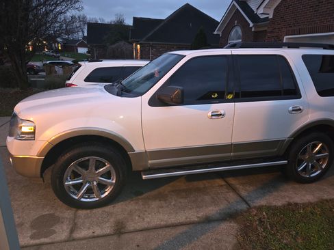 Used 2011 Ford Expedition XLT w/ 202A Rapid Spec Order Code image 4