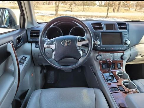 Used 2012 Toyota Highlander Limited w/ Tow Pkg image 15