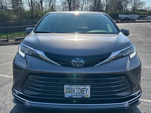 Used 2022 Toyota Sienna Limited image 6