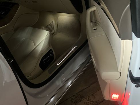 Used 2012 Audi A8 L 4.2 image 9