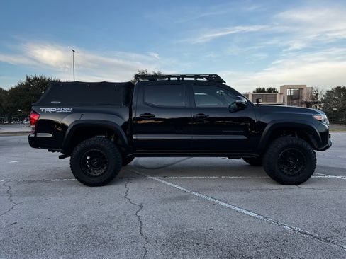 Used 2017 Toyota Tacoma TRD Off-Road w/ Premium & Technology Package AWD/4WD image 10