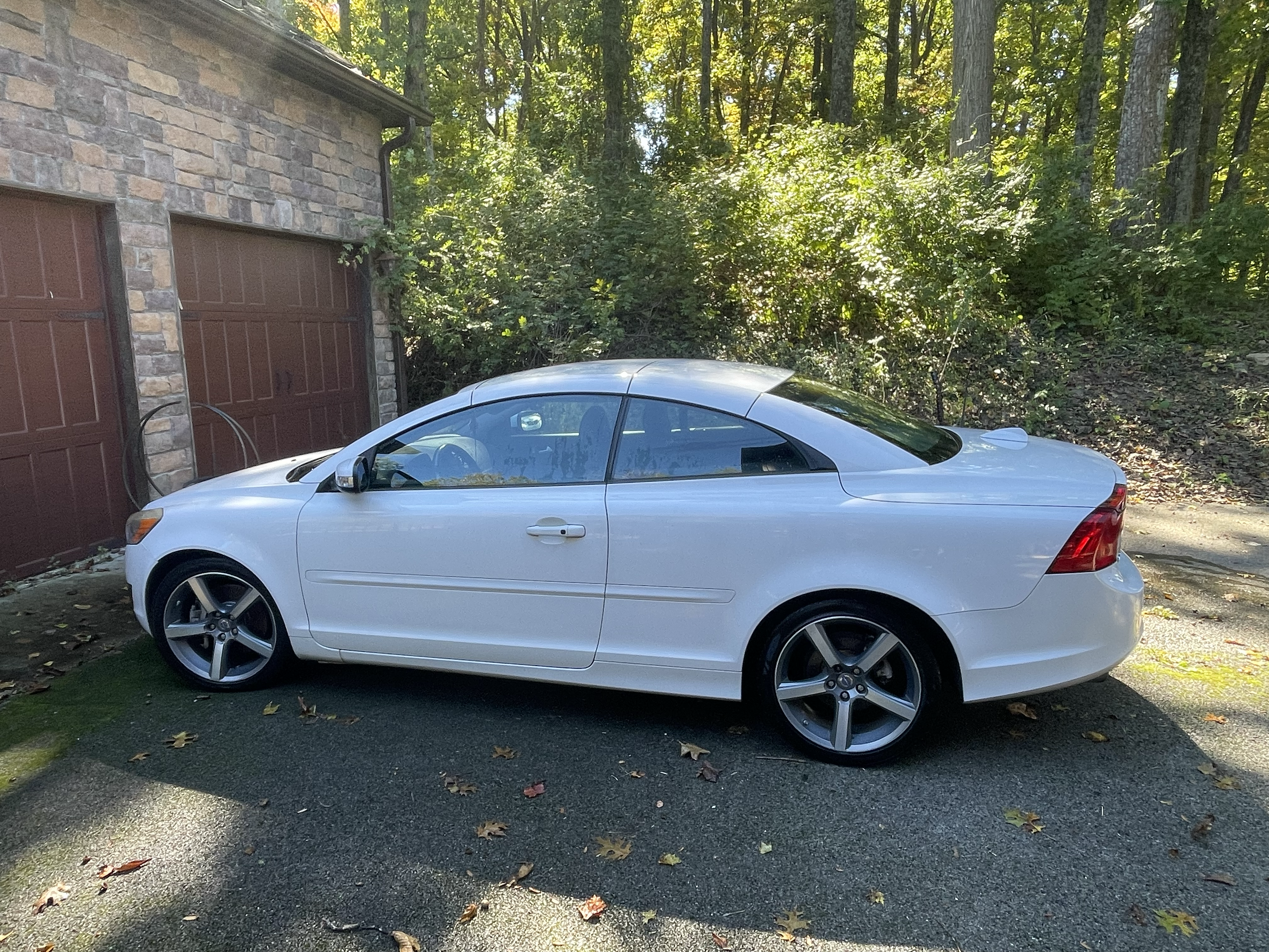 Used 2012 Volvo C70 T5 FWD image 1