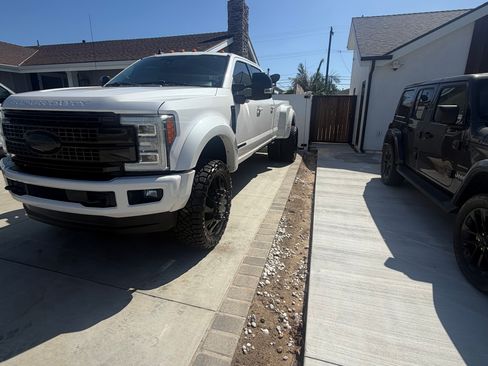 Used 2019 Ford F350 Platinum w/ Platinum Ultimate Package AWD/4WD image 4