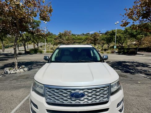 Used 2017 Ford Explorer Platinum image 2