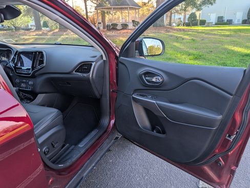 Used 2021 Jeep Cherokee Limited image 21